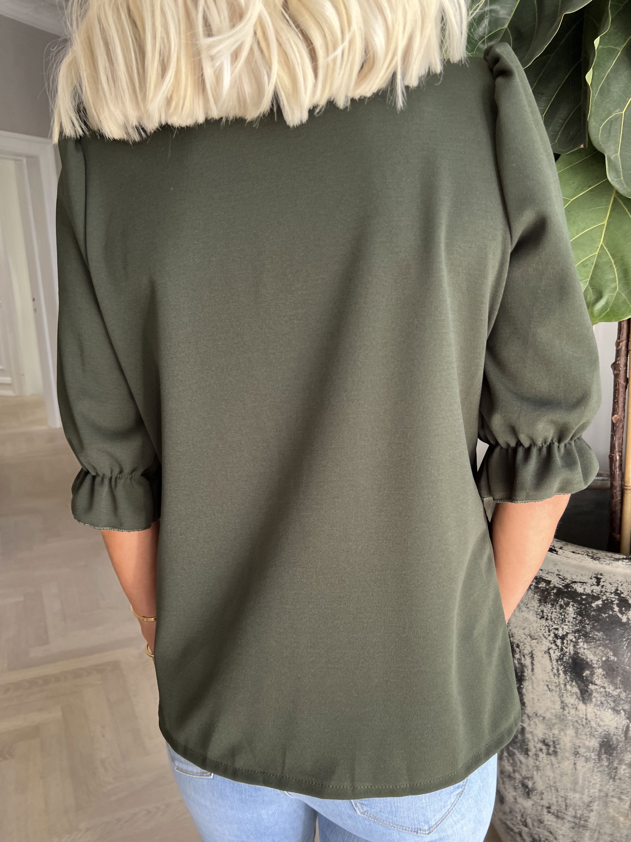 Amelia - Söt kofta med puffärmar och guldknapp